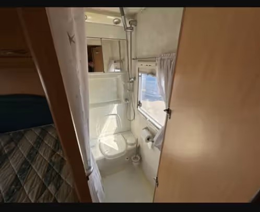 2003 Lunar Roadstar 2.7 – Spacious 6 Berth Family Motorhome