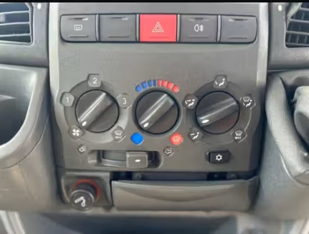 2003 Lunar Roadstar 2.7 – Spacious 6 Berth Family Motorhome