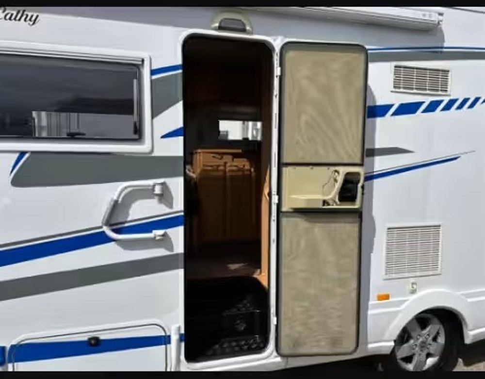 2003 Lunar Roadstar 2.7 – Spacious 6 Berth Family Motorhome